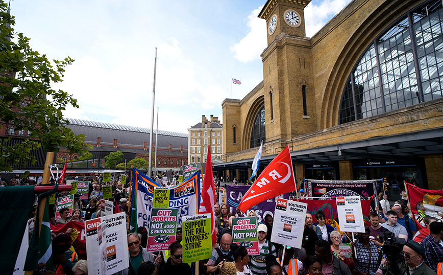 Βρετανία: Απεργούν δάσκαλοι, πανεπιστήμια και ταχυδρομεία