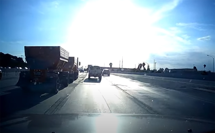 Κάμερα καταγράφει τη στιγμή που ελαστικό φορτηγού σκάει εν κινήσει