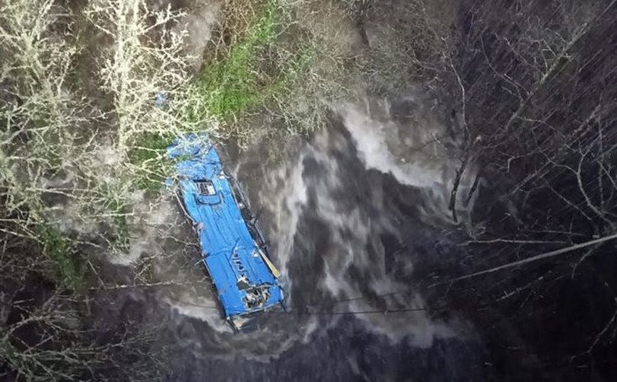 Ισπανία: Δύο νεκροί και τρεις αγνοούμενοι έπειτα από πτώση λεωφορείου σε ποτάμι της Γαλικίας