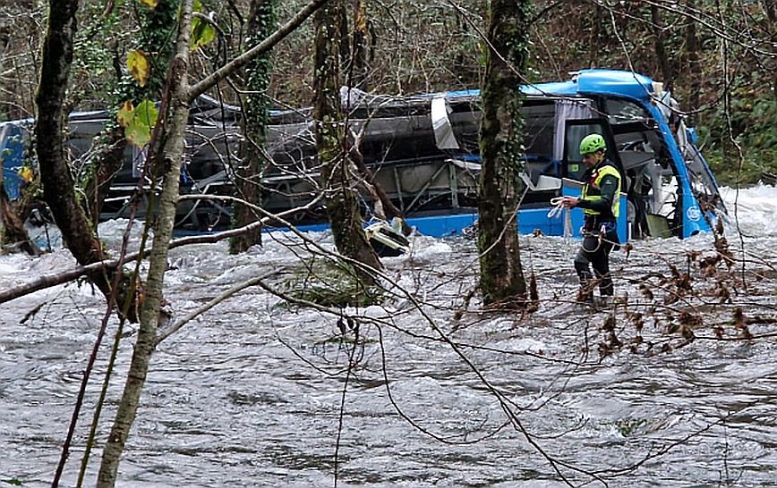 Ισπανία: Έξι νεκροί και δύο τραυματίες, ο τελικός απολογισμός από την πτώση λεωφορείου σε ποτάμι της Γαλικίας