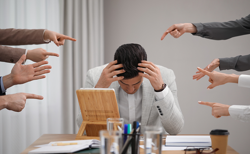 Άντρας δέχεται μπούλινγκ Άντρας δέχεται μπούλινγκ