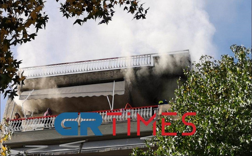 Θεσσαλονίκη: Απεγκλωβίστηκαν δύο άτομα από το διαμέρισμα που τυλίχτηκε στις φλόγες