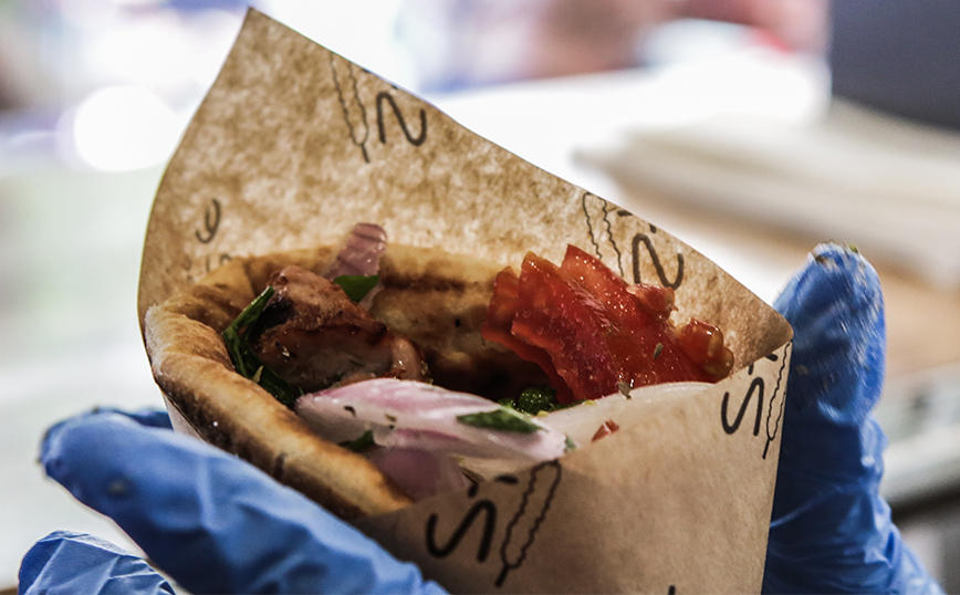 Σουβλατζίδικο στο Νέο Ηράκλειο φτιάχνει πιτόγυρο γίγας και δίνει δώρο ένα&#8230; iPhone σε όποιον αντέξει να το φάει