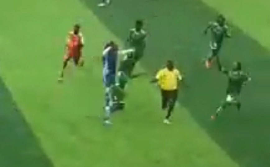 Τρέλα στο Κονγκό: Γυναικεία ομάδα ποδοσφαίρου πλάκωσε στο ξύλο τον διαιτητή &#8211; Δείτε το βίντεο