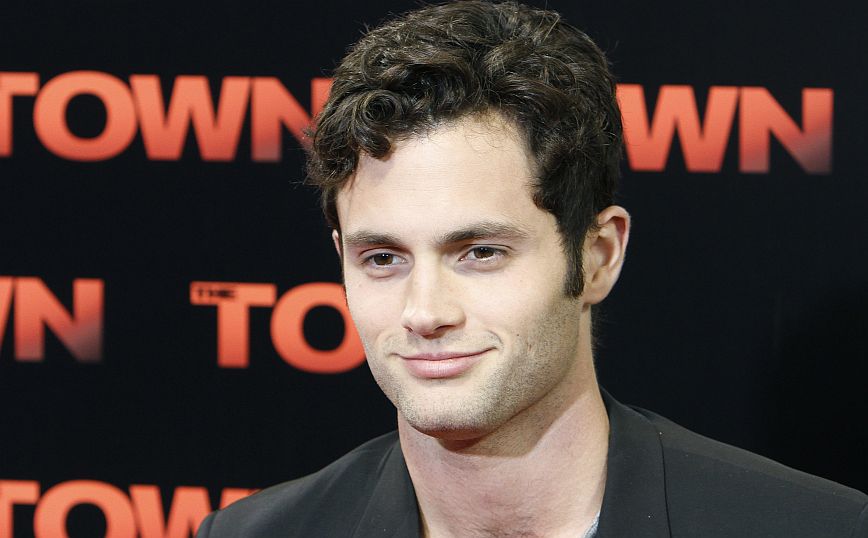 O πρωταγωνιστής του «You», Penn Badgley, απεχθάνεται τις ερωτικές σκηνές