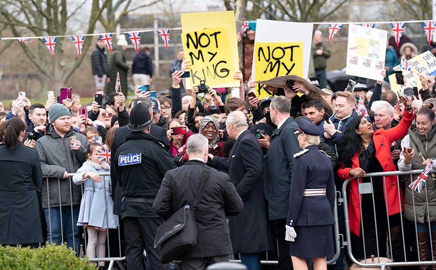 Αναστάτωση σε επίσκεψη του Καρόλου: «Δεν είσαι ο βασιλιάς μου» &#8211; Διαδηλωτές σήκωσαν πλακάτ