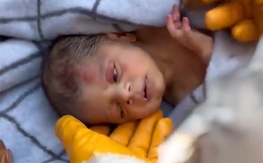 Τουρκία: Μωρό 20 ημερών σώθηκε μετά από 60 ώρες μέσα στα χαλάσματα &#8211; «Κρατούσε τούφα από τα μαλλιά της μητέρας του»