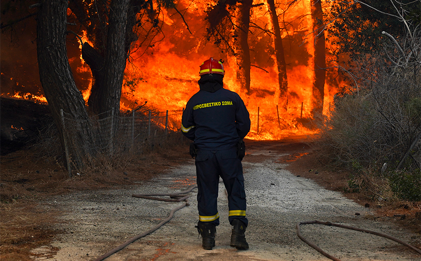 Τραυματίστηκαν στα πλευρά δύο πυροσβέστες στη φωτιά της Ρόδου &#8211; Μεταφέρθηκαν στο νοσοκομείο