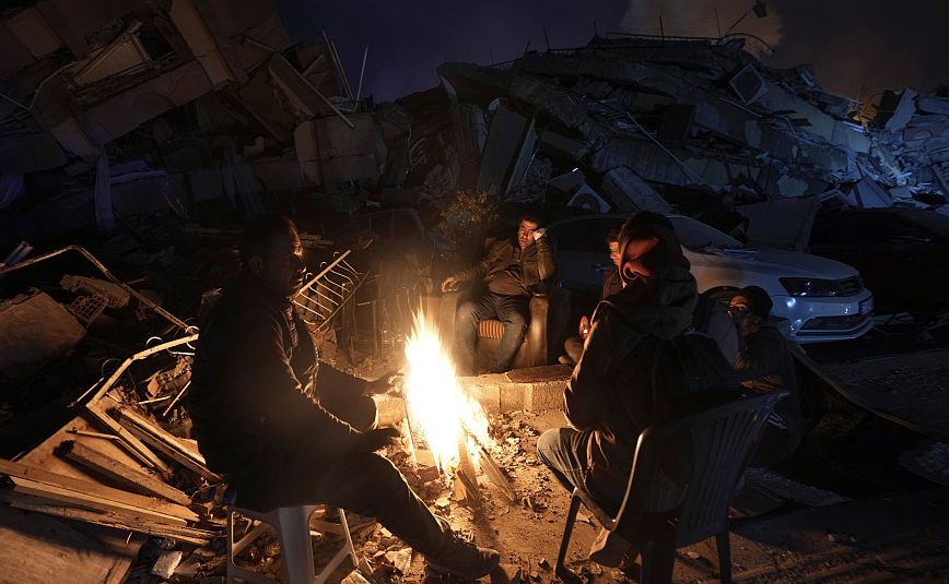 Σεισμοί στην Τουρκία: Στο ψύχος οι επιζώντες, καίνε παγκάκια στα πάρκα να ζεσταθούν