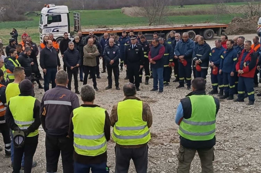 Τέμπη: Φόρο τιμής στους νεκρούς και ενός λεπτού σιγή από διασώστες, πυροσβέστες και εργαζόμενους