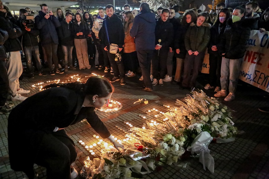 Σύγκρουση τρένων στα Τέμπη: Κεριά, λουλούδια και διαμαρτυρίες έξω από τον ΟΣΕ της Λάρισας
