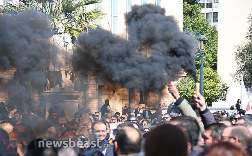 Συλλαλητήριο για τα Τέμπη: 15 οι προσαγωγές της αστυνομίας στο κέντρο της Αθήνας