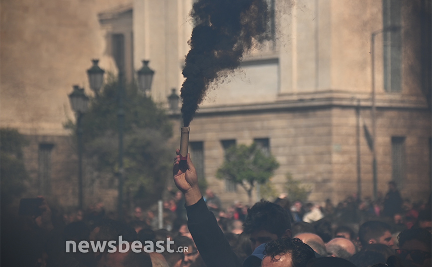 Μαύρα καπνογόνα και ενός λεπτού σιγή στο κέντρο της Αθήνας για την τραγωδία στα Τέμπη &#8211; Δείτε φωτογραφίες στο Newsbeast