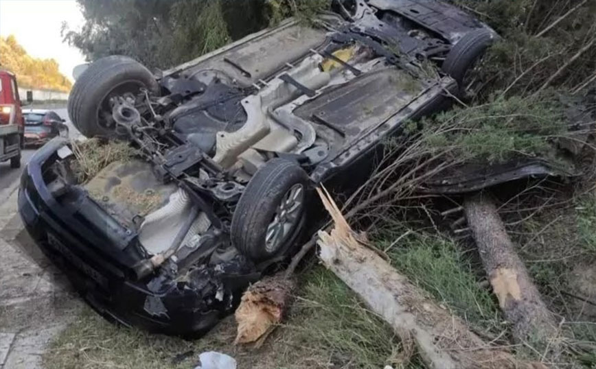 Έκανε προσπέραση και κατέληξε τουμπαρισμένος στην άκρη του δρόμου: Καρέ &#8211; καρέ τροχαίο στην Πάτρα