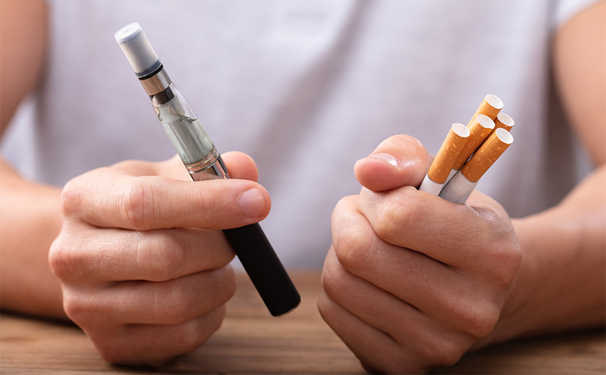 Η κυβέρνηση της Βρετανίας θα ενθαρρύνει τους καπνιστές να περάσουν από τα τσιγάρα στους ατμοποιητές