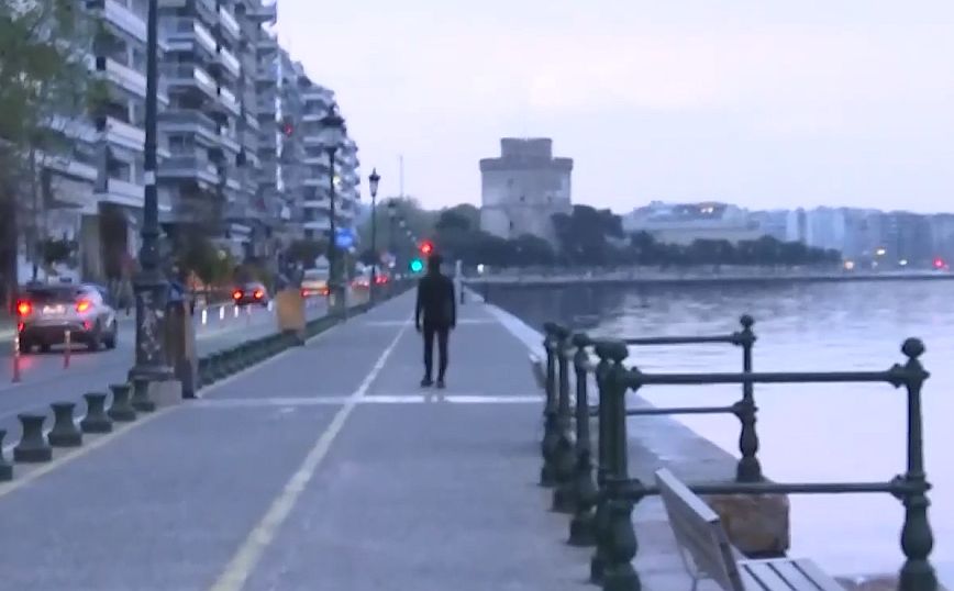 Ο  «άνθρωπος-σκιά» που κυκλοφορεί στους δρόμους της Θεσσαλονίκης