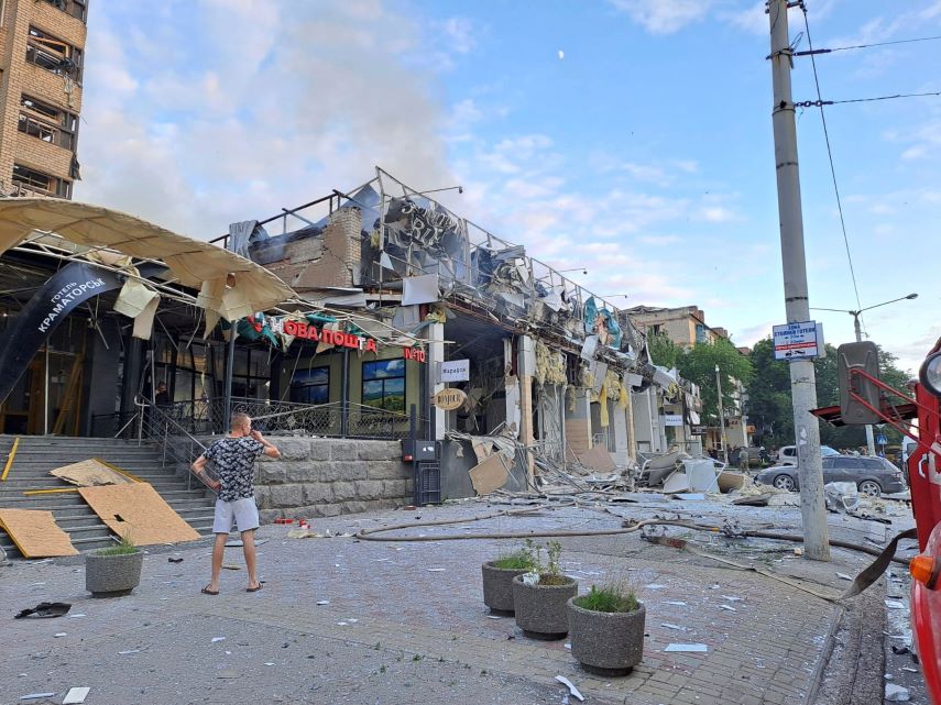 Πόλεμος στην Ουκρανία: 8 νεκροί, 56 τραυματίες στον ρωσικό βομβαρδισμό εστιατορίου στην Κραματόρσκ