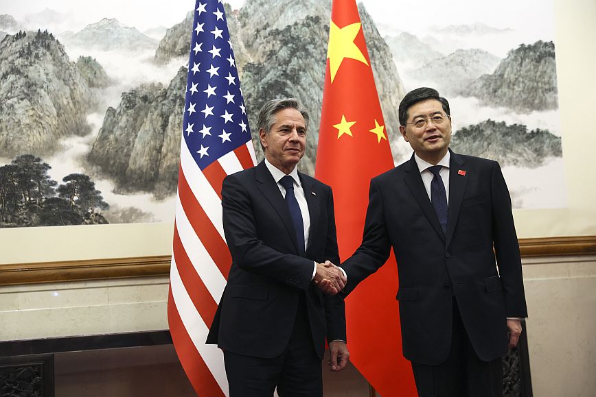Ιστορική επίσκεψη Μπλίνκεν στο Πεκίνο &#8211; ΗΠΑ και Κίνα επιθυμούν να σταθεροποιήσουν τις διμερείς τους σχέσεις