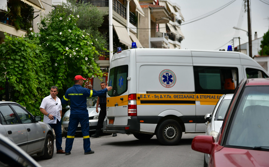 Τραγικό τέλος για άνδρα στη Λάρισα: Έγινε έκρηξη, έπιασε φωτιά, έπεσε από μπαλκόνι και καρφώθηκε σε κάγκελα