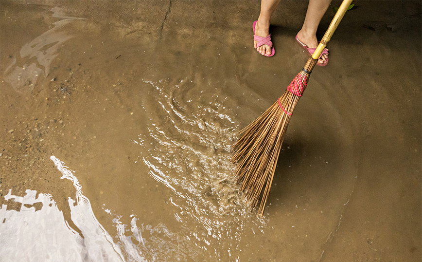 Πώς θα καθαρίσετε σωστά ένα πλημμυρισμένο σπίτι