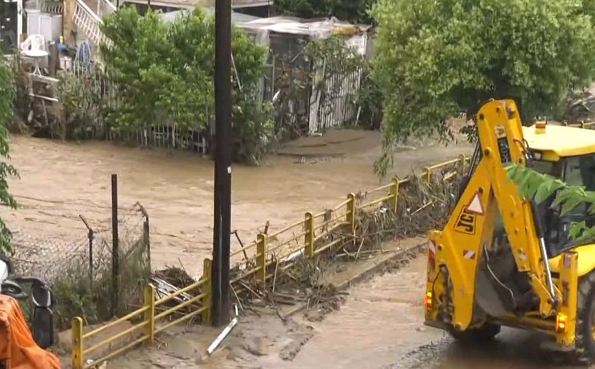 Πλημμύρες στη Θεσσαλονίκη λόγω της κακοκαιρίας – Πολλά προβλήματα σε δρόμους και σπίτια