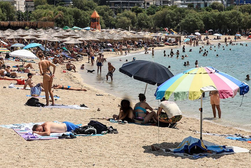 Πόσο κοστίζουν οι ξαπλώστρες στην παραλία του Αλίμου – Τι ισχύει με τις κρατήσεις