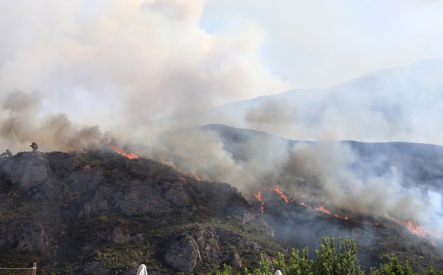 Φωτιά τώρα στην Αιγιαλεία: Εκκενώσεις δύο οικισμών &#8211; Έκλεισε η παλαιά εθνική οδός Πατρών-Κορίνθου