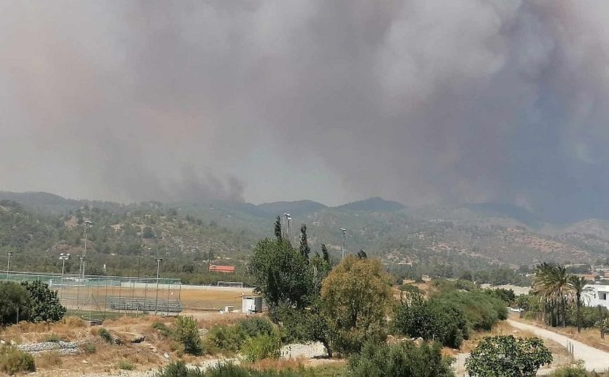 Φωτιά στη Ρόδο: Μήνυμα από το 112 για εκκένωση των χωριών Λάρδος και Πυλώνας