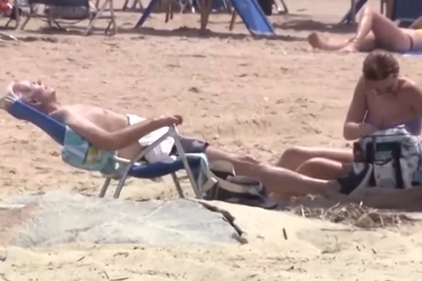 O Τζο Μπάιντεν απολαμβάνει το ήλιο στη ξαπλώστρα του λίγο πριν τη σύνοδο Κορυφής του ΝΑΤΟ