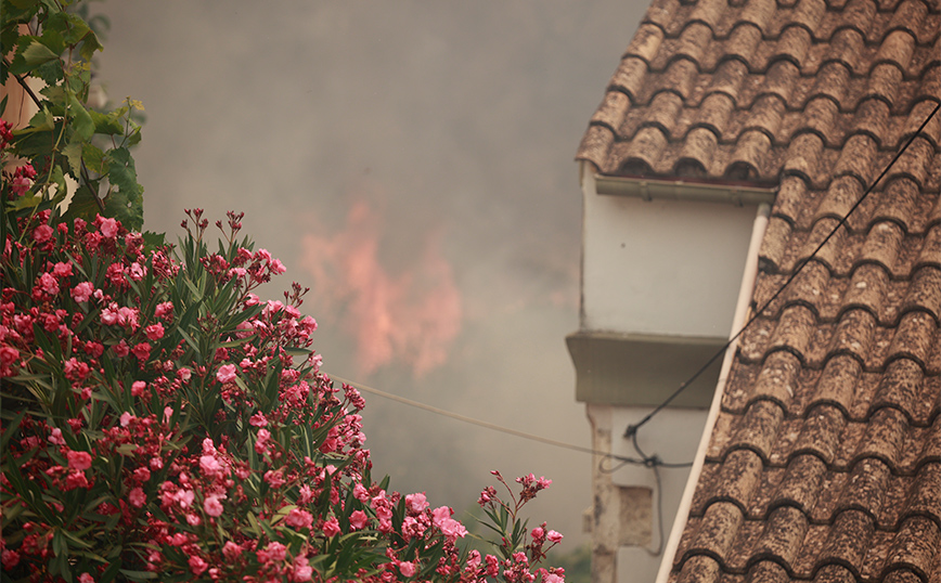 Πύρινος εφιάλτης: Εκκενώνεται το Βάτι στη Ρόδο &#8211; Εκκενώθηκε τα χωριά Λούτσες και Ημερολιά στην Κέρκυρα, στα σπίτια οι φλόγες