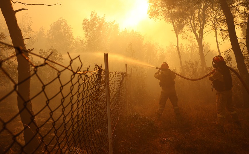 Οι Ένοπλες Δυνάμεις ρίχτηκαν στα μέτωπα των πυρκαγιών σε Λουτράκι, Βοιωτία, Ρόδο και Σπάρτη