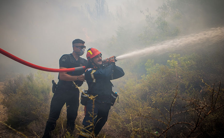 Μάχη με τις αναζωπυρώσεις δίνουν πυροσβέστες και εθελοντές στη Ρόδο