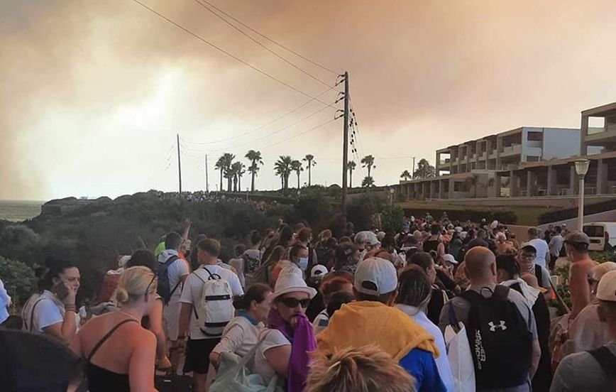 Φωτιά στη Ρόδο: Εχουν μετακινηθεί πάνω από 8.000 άνθρωποι, λέει ο περιφερειάρχης Νοτίου Αιγαίου