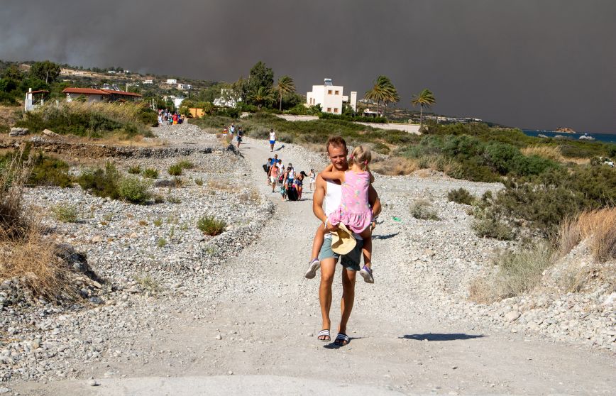 Φωτιά στη Ρόδο: Σε σχολεία, κλειστά γυμναστήρια, πλοία κι άλλες δομές του νησιού οι τουρίστες