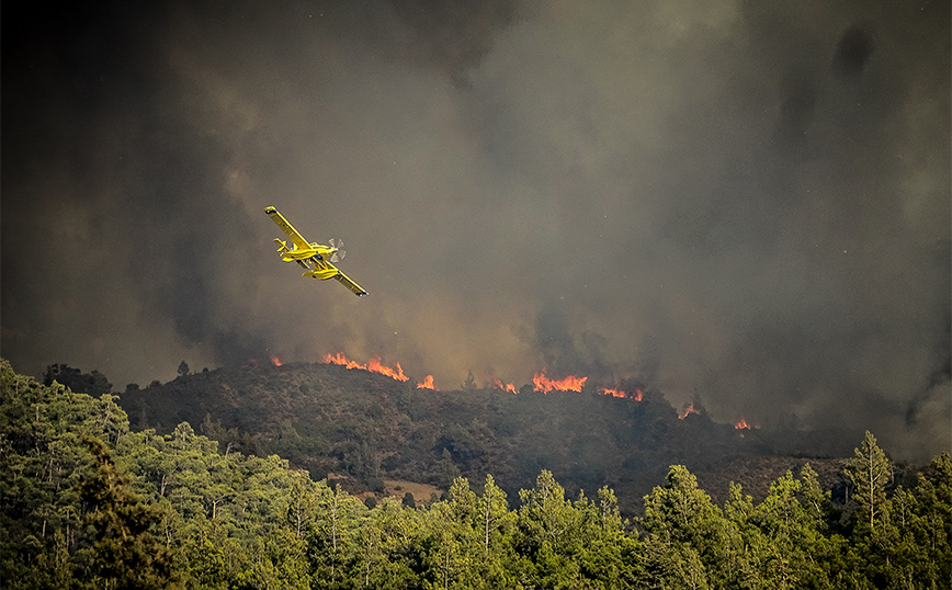 Μάχη να θέσουν υπό έλεγχο τη φωτιά στη Ρόδο δίνουν οι πυροσβέστες &#8211; «Έχουν καεί 30.000 στρέμματα παρθένου δάσους»