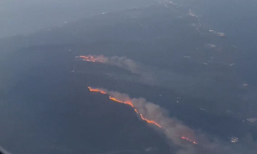 Βίντεο από αεροπλάνο δείχνει το μέγεθος της φωτιάς στη Ρόδο από ψηλά
