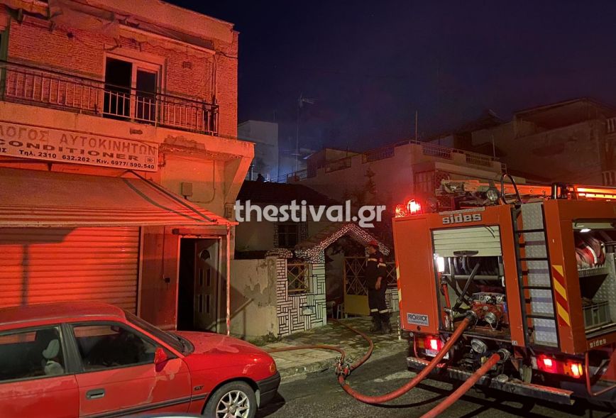 Φωτιά σε μονοκατοικία στην Άνω Πόλη Θεσσαλονίκης &#8211; «Ακούστηκαν εκρήξεις»