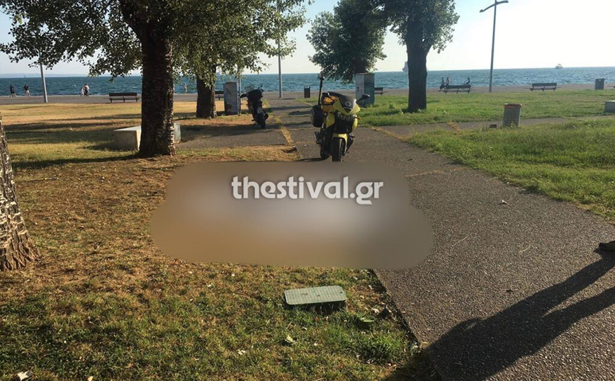 Σοκ στη Θεσσαλονίκη: Άστεγος ήταν νεκρός για ώρες στα γρασίδια της Νέας Παραλίας