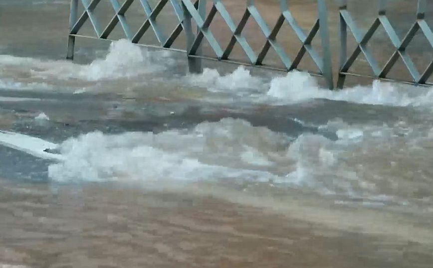 Θεσσαλονίκη: Αργά το απόγευμα η αποκατάσταση της βλάβης λόγω του αγωγού ύδρευσης που έσπασε στην Ερμού