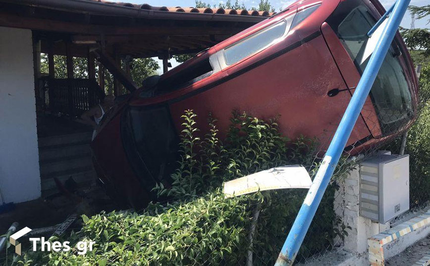 Αυτοκίνητο καρφώθηκε σε σπίτι στο Φίλυρο στη Θεσσαλονίκη – Τραυματίστηκε η οδηγός