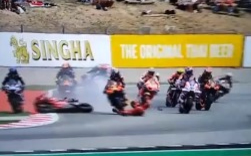 Χαμός στο MotoGP: Ο Μπίντερ πάτησε τον πεσμένο Μπανάια στο χάος της Βαρκελώνης