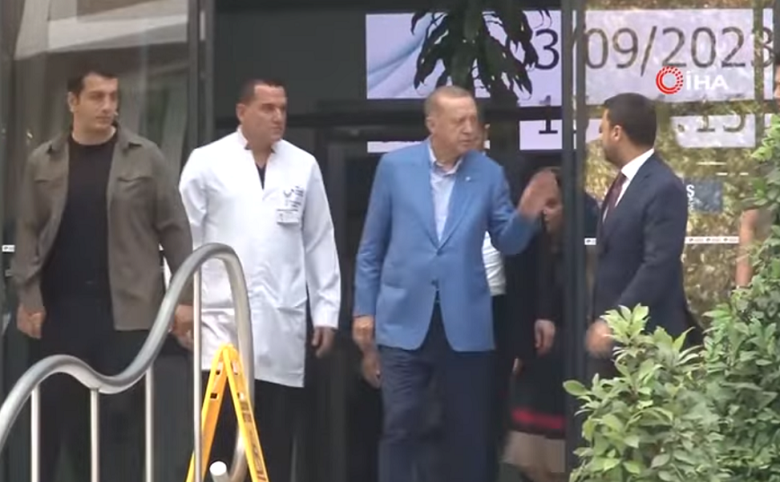 Ο Ερντογάν επισκέφθηκε στο νοσοκομείο τον μεγιστάνα Αλί Σαμπαντσί, που τραυματίστηκε σοβαρά στη Λέρο
