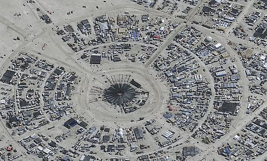 Απόλυτο χάος στο Φεστιβάλ Burning Man στην Νεβάδα: Σφοδρές καταιγίδες και ένας άνθρωπος νεκρός