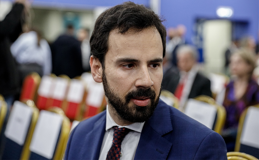 Ο Κασσελάκης παραδέχεται ότι δεν έχει πρόγραμμα, σχολιάζει την ανάρτηση του προέδρου του ΣΥΡΙΖΑ ο Ρωμανός