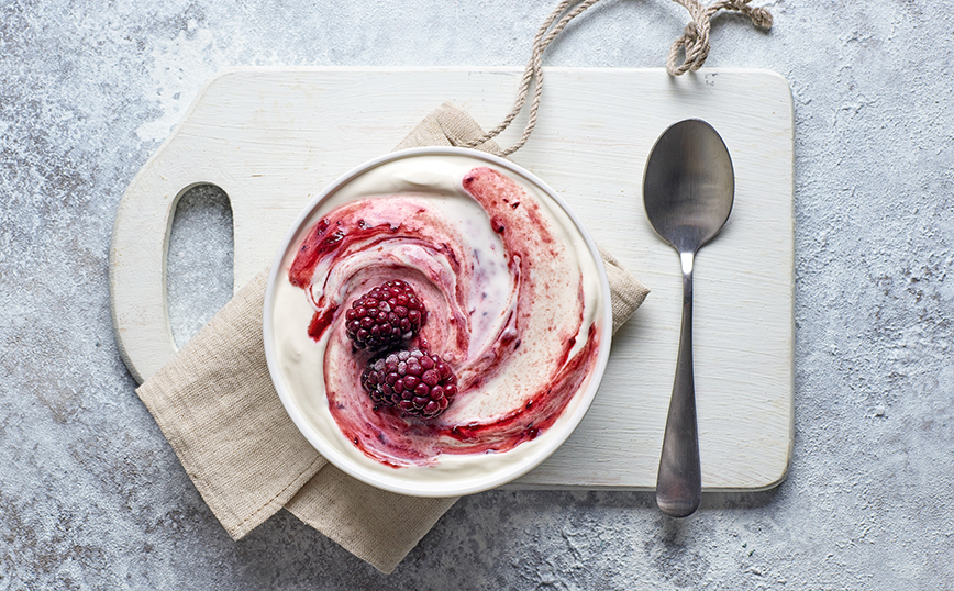 Γιαούρτι με μούρα Γιαούρτι με μούρα