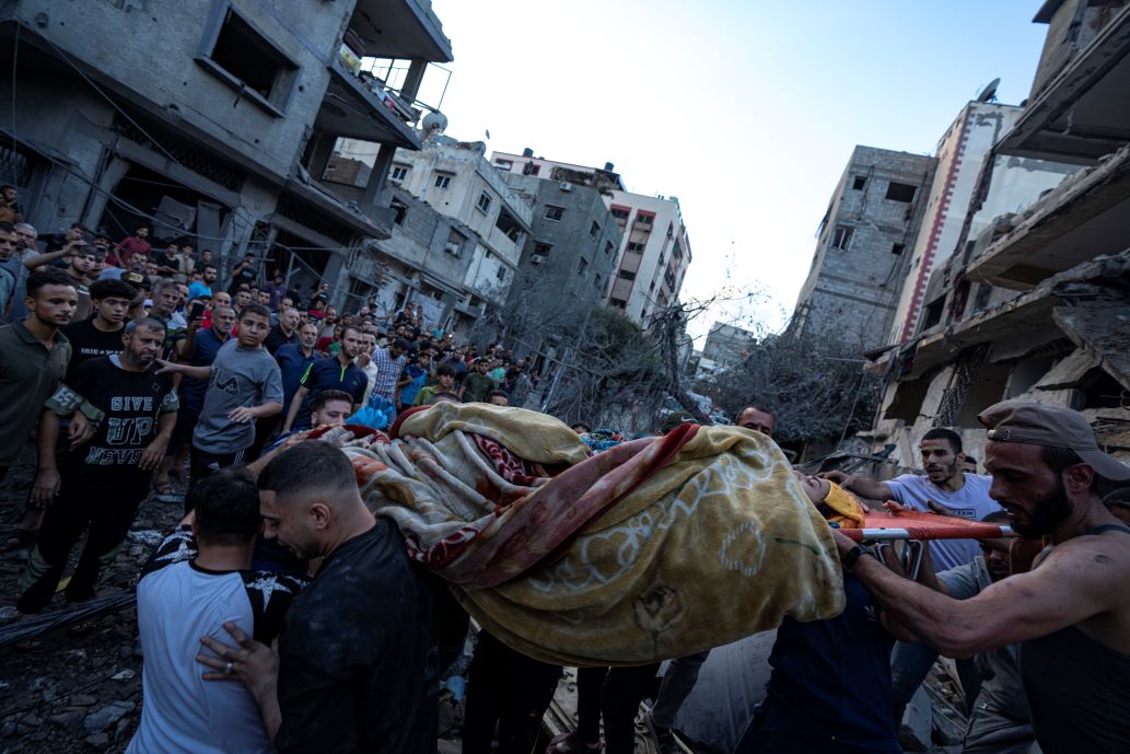 «Νεκροί εννέα όμηροι από ισραηλινούς βομβαρδισμούς» υποστηρίζει η Χαμάς – Χάος στη Γάζα ενώ λήγει το τελεσίγραφο εκκένωσης