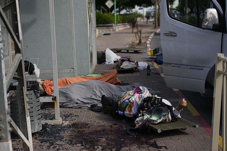 Πόλεμος στο Ισραήλ: Τουλάχιστον 100 Ισραηλινοί νεκροί &#8211; Σοκάρουν οι εικόνες με πτώματα στους δρόμους (ΣΚΛΗΡΕΣ ΕΙΚΟΝΕΣ)