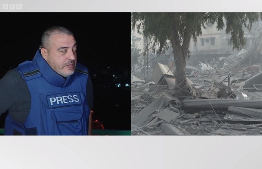 Η στιγμή που έκρηξη από ισραηλινό πύραυλο στη Γάζα διακόπτει το live ρεπορτάζ του BBC