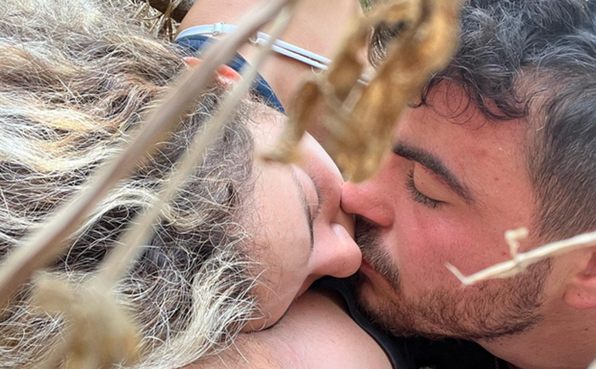 Το ζευγάρι στο Ισραήλ με τη σέλφι που έκανε τον γύρο του διαδικτύου μιλά για τη χειρότερη εικόνα στο φεστιβάλ της φρίκης
