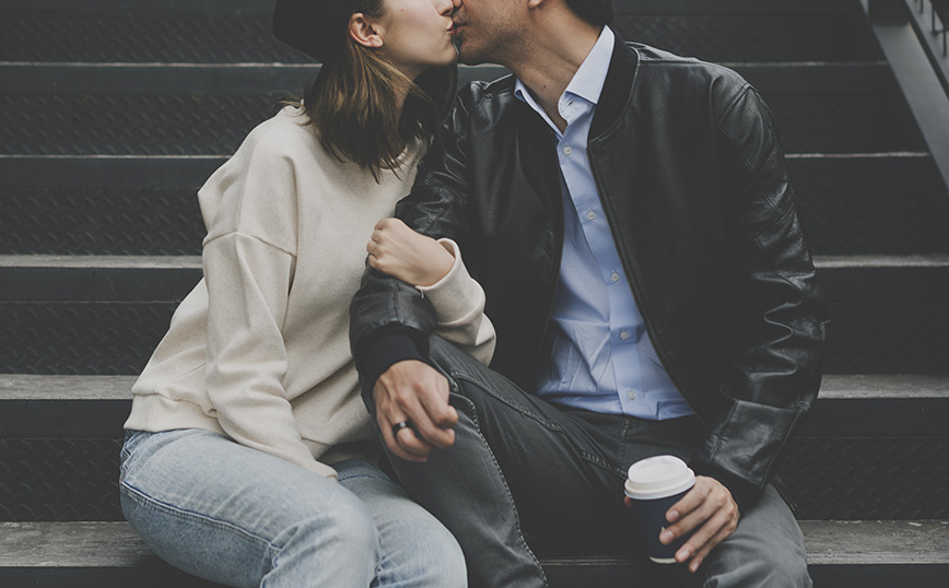 Άντρας και γυναίκα φιλιούνται Άντρας και γυναίκα φιλιούνται